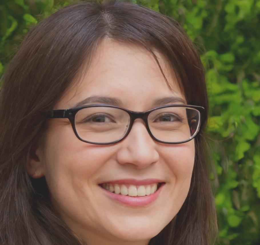 Retrato profesional de Berta Carmona, experta en análisis financiero digital