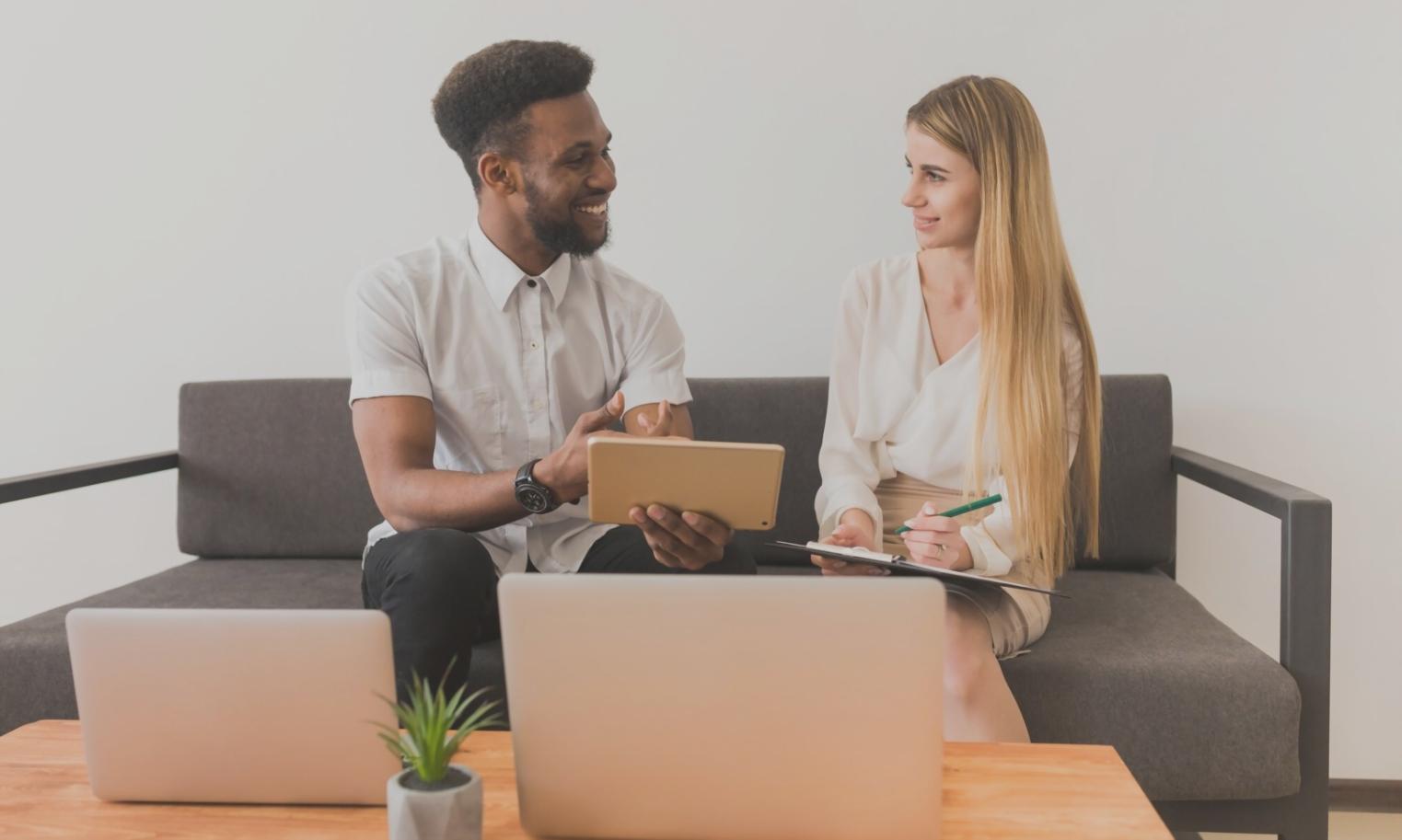 Entorno de trabajo con análisis financiero y herramientas digitales