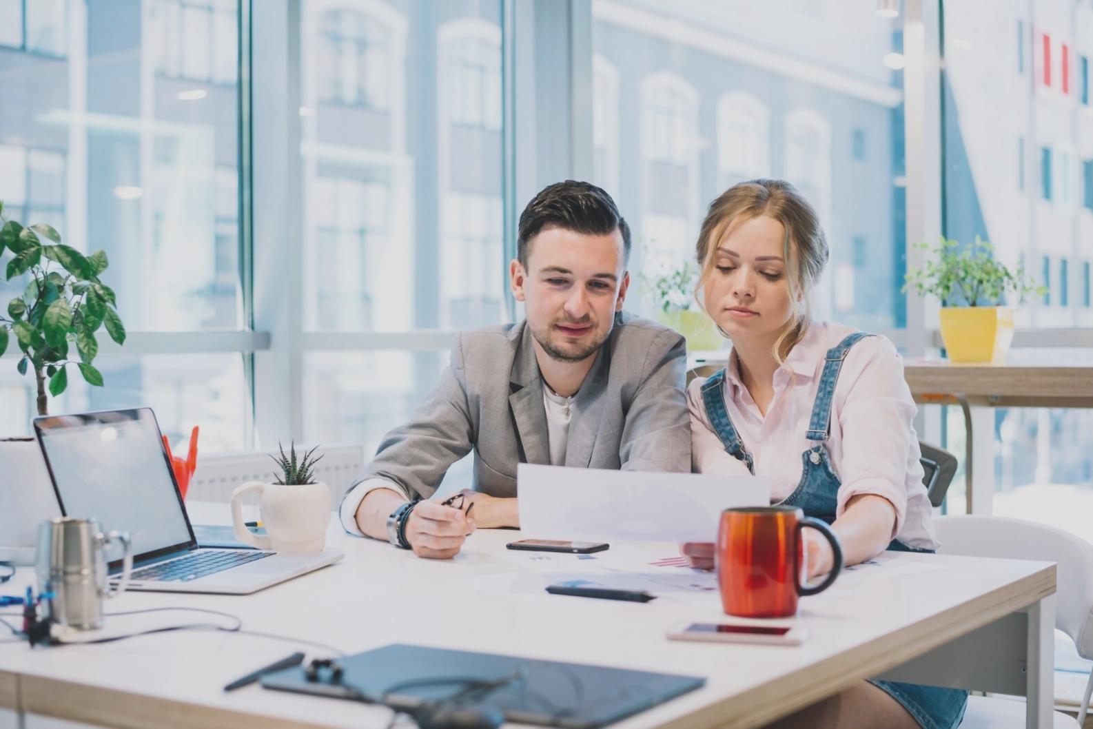 Persona analizando datos financieros en pantalla de ordenador