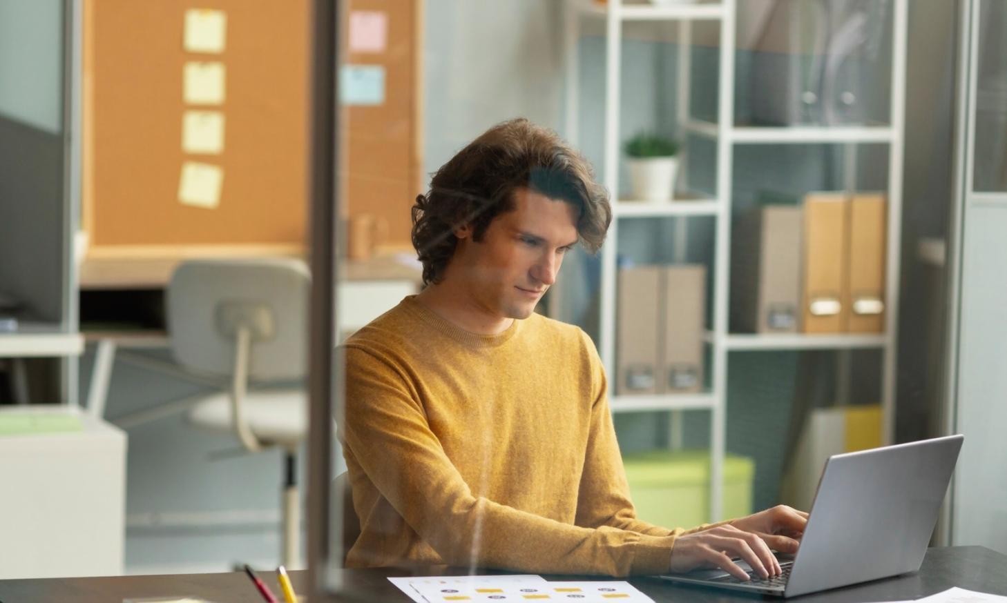 Equipo de dulmarithen trabajando en análisis financiero colaborativo