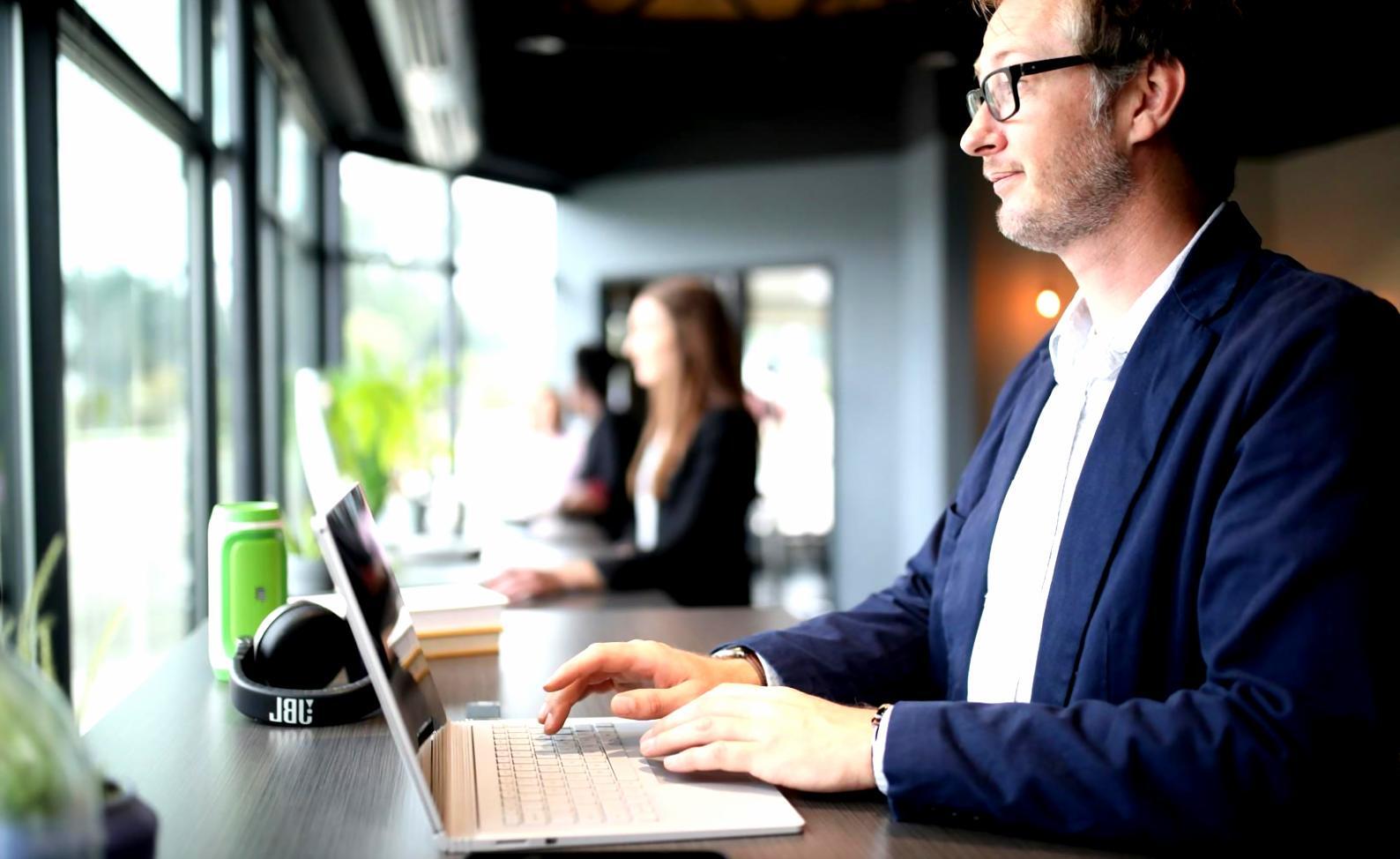 Equipo de dulmarithen trabajando en estrategias financieras para negocios digitales